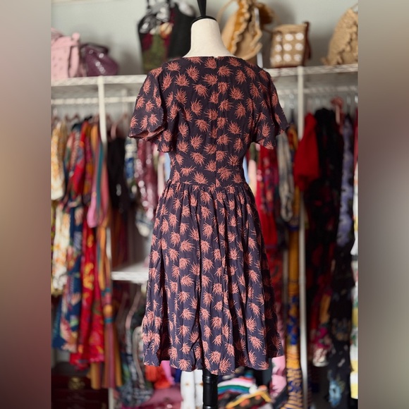 French Connection V-Neck Floral Fit & Flare Dress in Black and Coral sz 6 - Picture 3 of 4